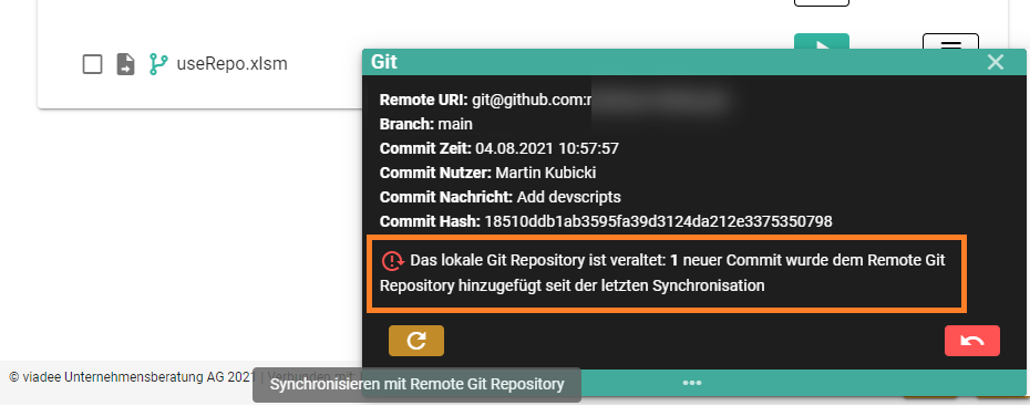 Geöffnetes Git-Panel-Fenster, das über das Vorhandensein eines neuen Commits im remote Git-Repository informiert und es mit Klick auf den Synchronisier-Button erlaubt, den lokalen Stand auf diesen neuesten Git-Commit zu aktualisieren.